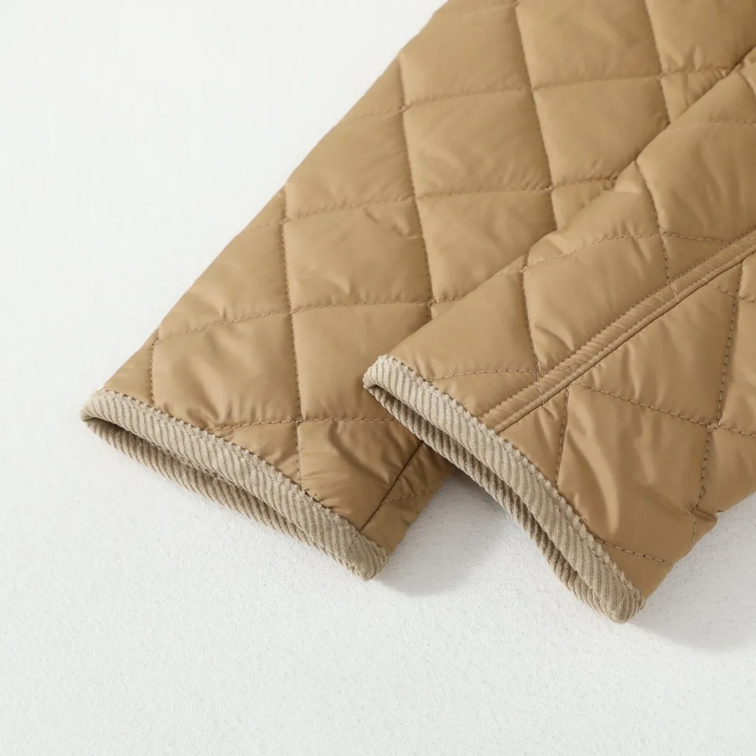 P350 #R53 Ralph Lauren Diamond Quilted Cotton Clothes Women's Tops Retro college style, classic diamond quilting, retro and warmth coexist. When delicate quilting stitches meet the three-dimensional diamond pattern, a warm cotton jacket with a college atmosphere. Exquisite details interpret autumn and winter textured outfits. 4-color versatile style, easy to control various occasions. Black classic｜Low-key high-end that never goes wrong Navy blue is calm | Quiet and intellectual temperament; Khaki is gentle | Creates a warm retro atmosphere; White is fresh | A touch of light halo in winter. Ingenuity is evident in the details, and the quality is at your fingertips. Customized metal buttons embellish the placket. Exquisite embroidery on the chest highlights the brand genes. 120g high-fill cotton is evenly filled. Commuting scene: Pair with straight trousers + loafers. Casual everyday: layered knitted skirt + short boots. College style: combination of jeans + canvas shoes. This winter, let the diamond pattern add elegance to you. Use a classic cotton coat to write your own retro fashion narrative. Color: Navy blue, black, white, khaki. Size: S M L XL. Bust: 107 111 115 119. Length: 65 66 67 68 Sleeve length: 64 64 64 64 Shoulder width: 42 43 44 45 S size: recommended within 100 catties M size: recommended within 120 catties L size: recommended within 140 catties XL size: recommended within 160 catties